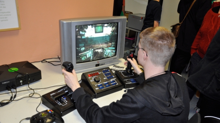 Auch ungewöhnliche Eingabegeräte, wie der Steel Battalion Controller, waren zu sehen. Das Pult wurde für Mech-Spiele entwickelt und bietet sogar Knöpfe für die Feuerlöscher!