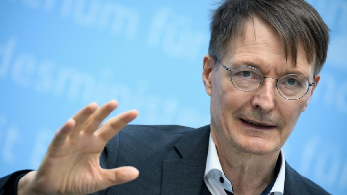 Karl Lauterbach hat &Uuml;ber-60-J&auml;hrige per Post auf die vierte Corona-Auffrischungsimpfung hingewiesen. (Foto)
