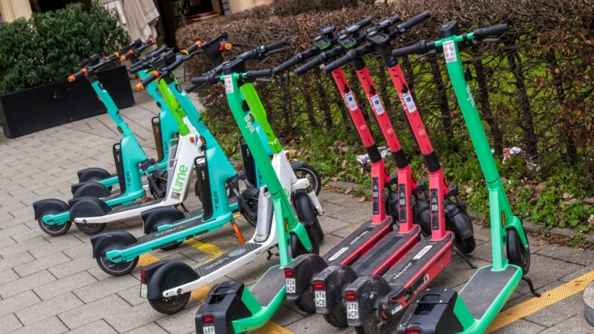 In Saarbr&uuml;cken starben zwei Jugendliche auf einem E-Scooter. (Symbolfoto) (Foto)