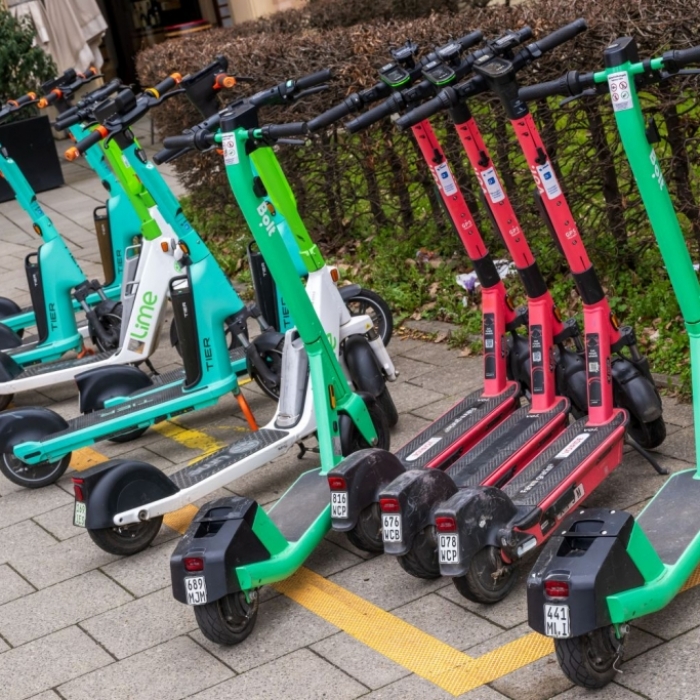 Paar (16,17) nach E-Roller-Crash gestorben! Wie kam es zu dem Unglück?
