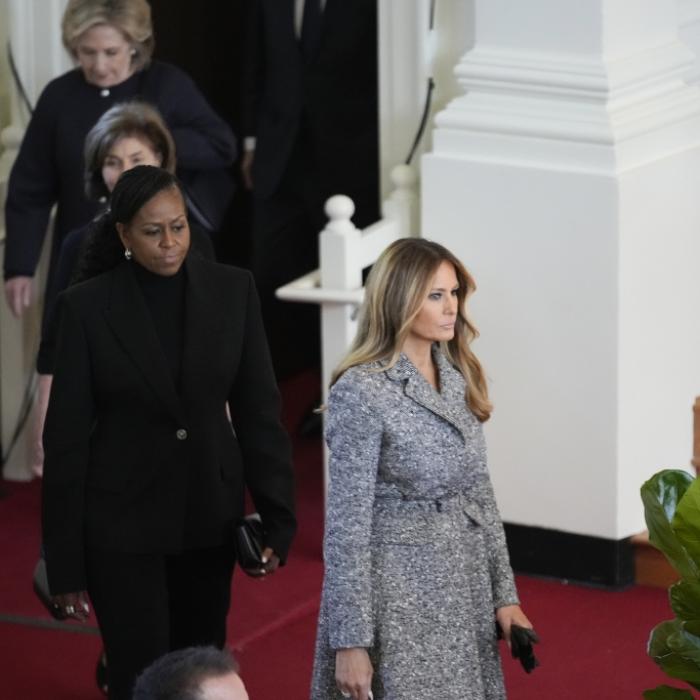 Mega-Outfit-Panne! Ex-First-Lady sorgt bei Beerdigung für Entsetzen