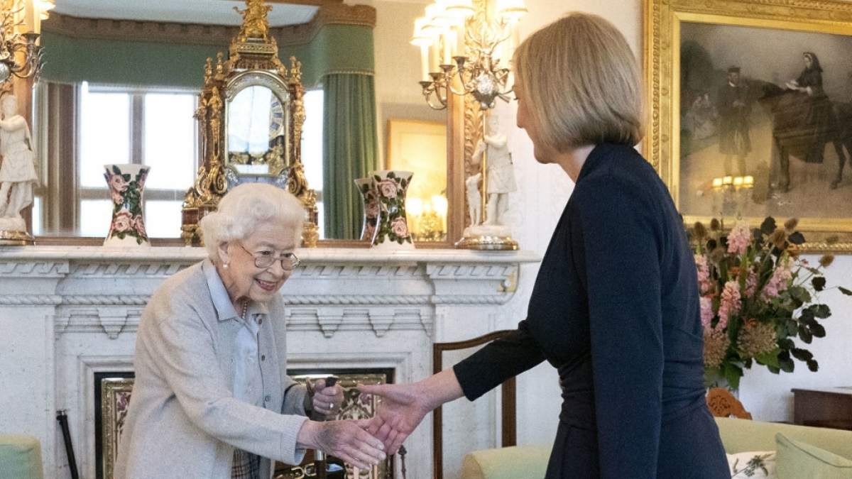 Geschmacklose Theorien nach Tod von Queen Elizabeth II.! Ist die Monarchin an Corona-Sp&auml;tfolgen gestorben? (Foto)