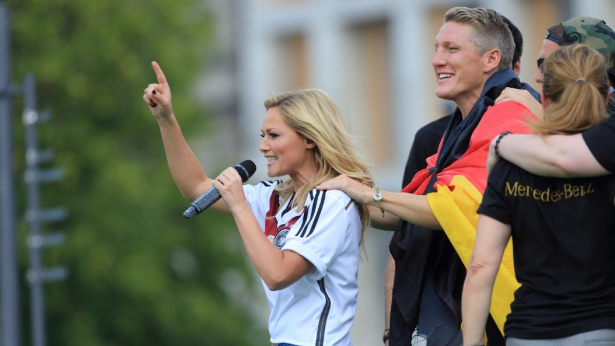 2014 feierte Helene Fischer bereits einmal ein wahres Fu&szlig;ball-M&auml;rchen. Hier gemeinsam mit Bastian Schweinsteiger. (Foto)