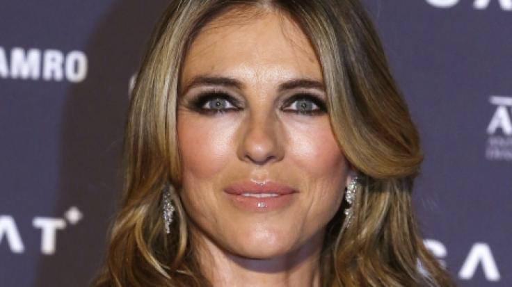 Elizabeth Hurley begeistert die Fans im Badeanzug.
