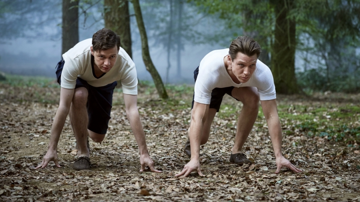 Die Br&uuml;der Adi (Christian Friedel, li.) und Rudi Dassler (Hanno Koffler) im Wettstreit. (Foto)