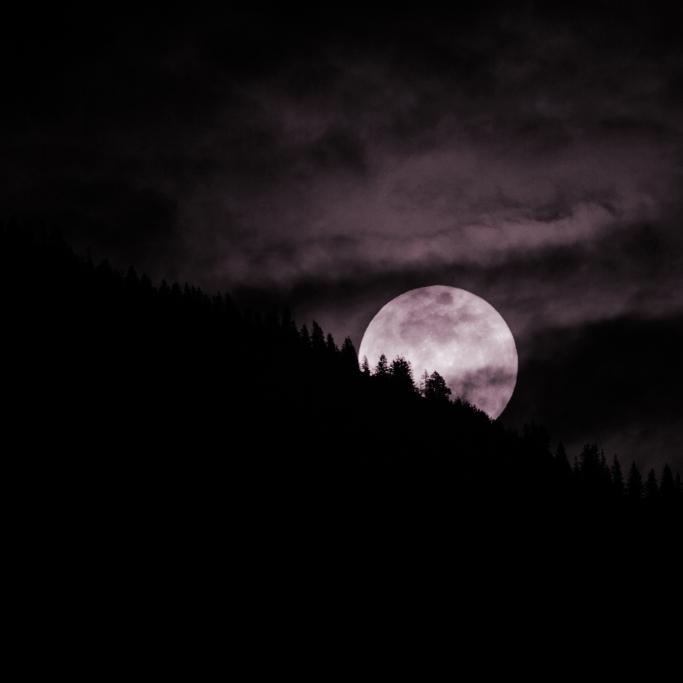 Super-mystisch - pinkfarbener Mond am Himmel