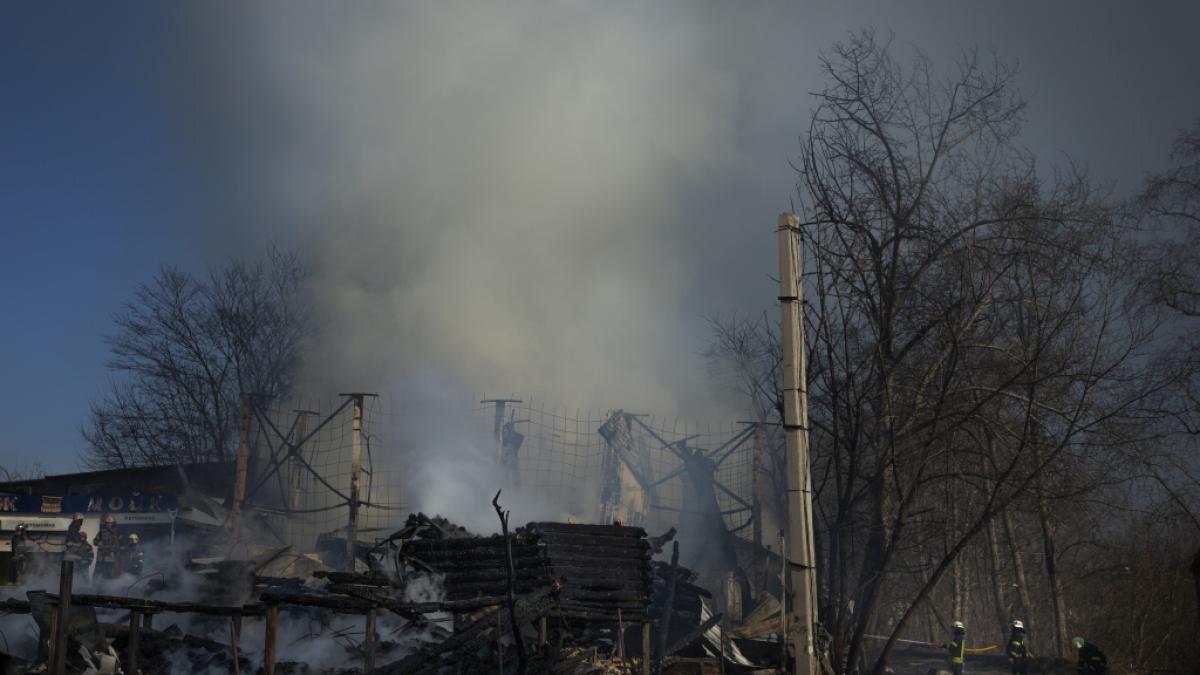 Feuerwehrleute l&ouml;schen in Charkiw, Ukraine, ein Geb&auml;ude, das in Brand geraten ist, nachdem ein russischer Beschuss eine Pipeline zerrissen hat. (Foto)