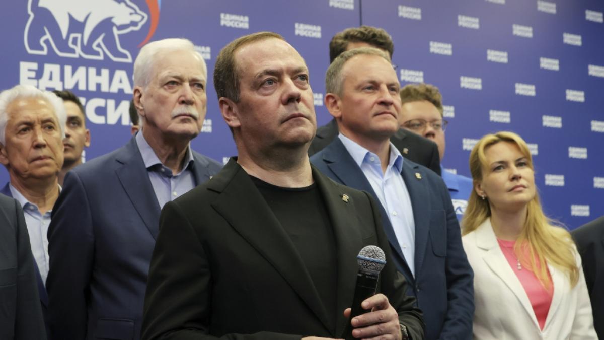 Dmitri Medwedew (Mitte, vorn) w&uuml;tet in einem neuen Social-Media-Post gegen Gro&szlig;britannien. (Foto)