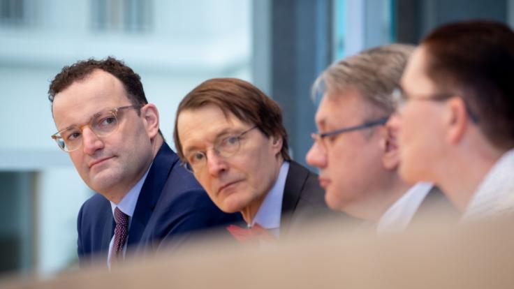 Georg Nüßlein, stellvertretender Vorsitzender der CDU/CSU-Bundestagsfraktion (2.v.r.) fordert ein baldiges Lockdown-Ende in Deutschland - Bundesgesundheitsminister Jens Spahn (l.) setzt seine Hoffnungen in den AstraZeneca-Impfstoff. Georg Nüßlein, stellvertretender Vorsitzender der CDU/CSU-Bundestagsfraktion (2.v.r.) fordert ein baldiges Lockdown-Ende in Deutschland - Bundesgesundheitsminister Jens Spahn (l.) setzt seine Hoffnungen in den AstraZeneca-Impfstoff. (Foto)