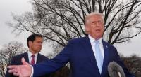 US-Präsident Donald Trump (vorne) spricht mit Reportern, bevor er mit der Marine One vom South Lawn des Weißen Hauses abfliegt.