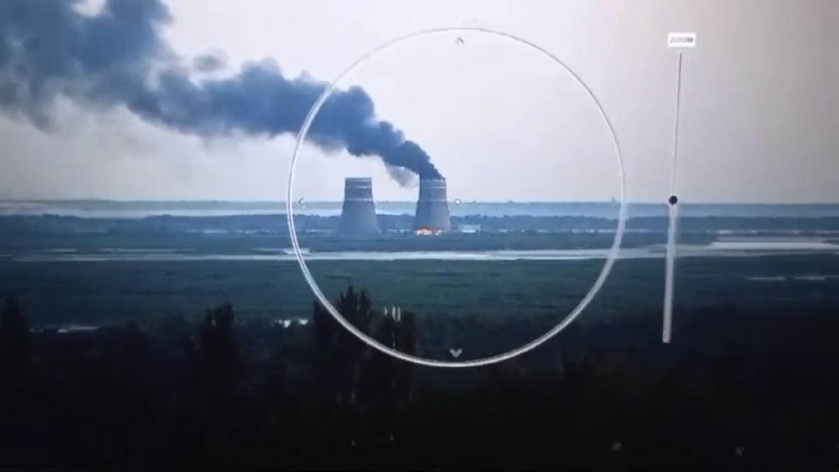 Aufnahmen einer &Uuml;berwachungskamera zeigt Rauch &uuml;ber dem von Russland besetzten Atomkraftwerk Saporischschja im S&uuml;den der Ukraine. (Foto)
