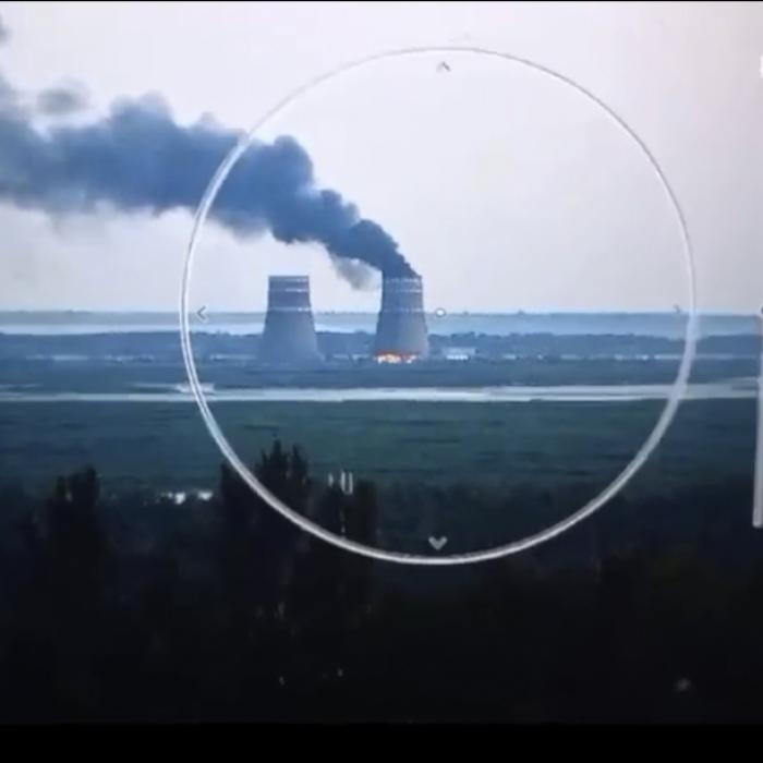 Drohnenangriff auf Kühlturm oder brennende Autoreifen? Video zeigt gigantische Rauchwolke