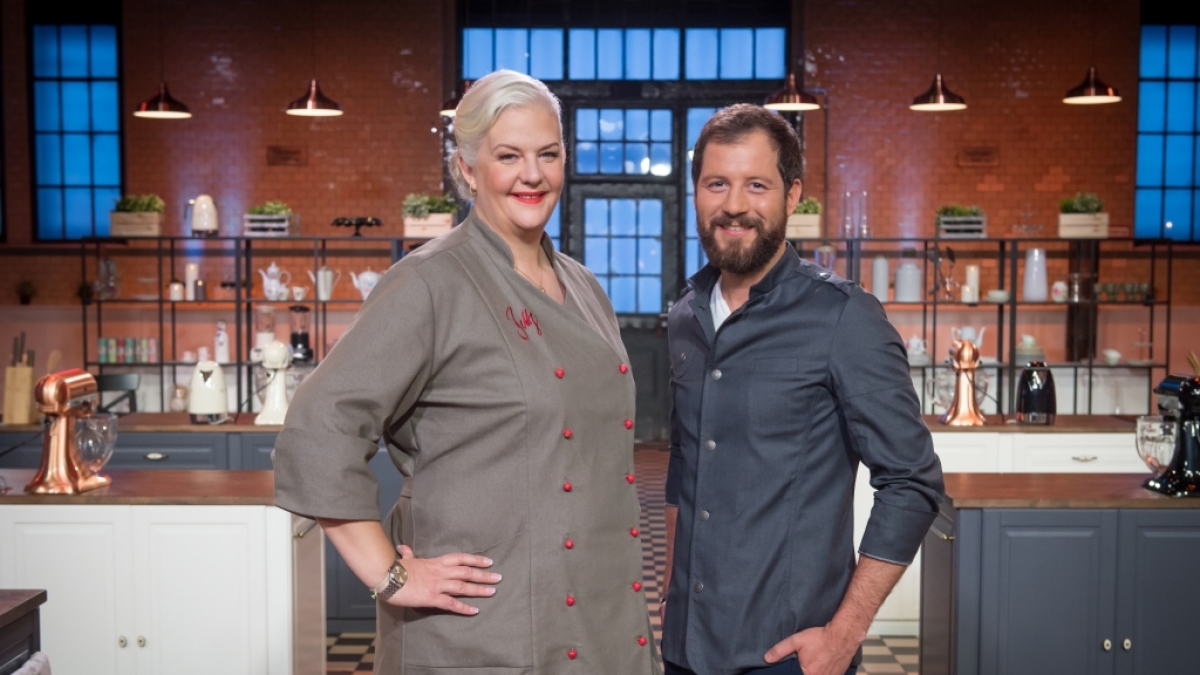 Bettina Schliephake-Burchardt steht gemeinsam mit Christian H&uuml;mbs (rechts) in der Jury von "Das gro&szlig;e Backen - Promi-Spezial". (Foto)