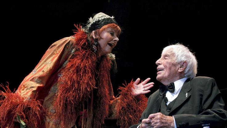 Elfriede Ott bei einem gemeinsamen Auftritt mit dem im Jahr 2011 verstorbenen Schauspieler und Sänger Johannes Heesters.
