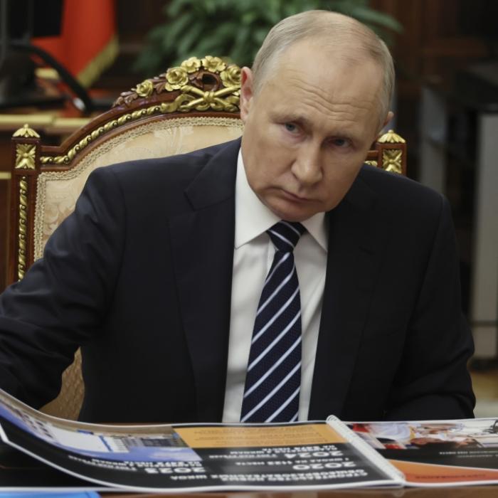Russen völlig irre! Autoreifen sollen Putins Atombomber schützen!
