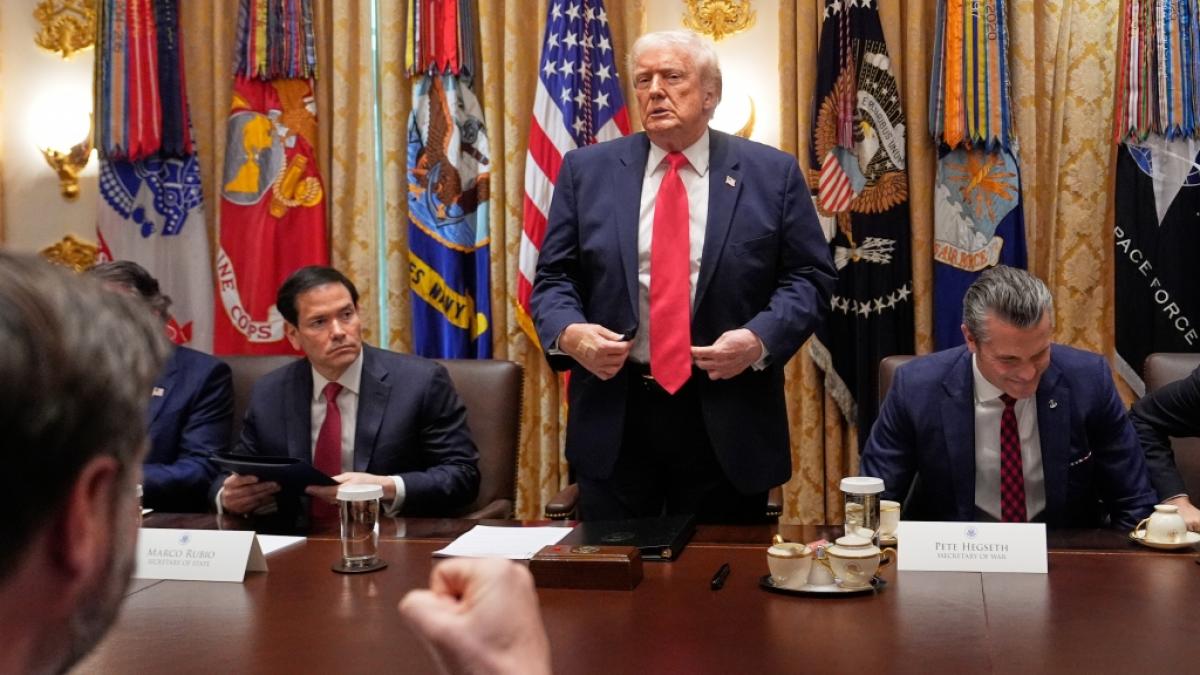 US-Pr&auml;sident Donald Trump (Mitte) warnte nach einer Kabinettssitzung Kolumbien vor m&ouml;glichen amerikanischen Angriffen. (Foto)