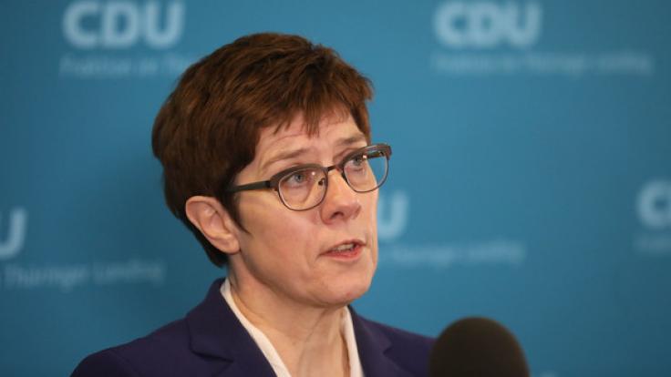 CDU-Bundesvorsitzende Annegret Kramp-Karrenbauer drängt vorerst nicht auf eine Neuwahl nach dem Wahl-Eklat um Ministerpräsident Thomas Kemmerich in Thüringen.