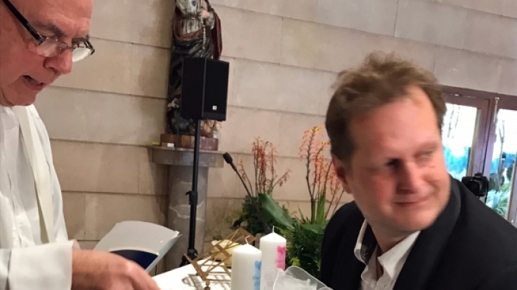 Jens Büchner mit seinen Zwillingen bei der Kindertaufe.