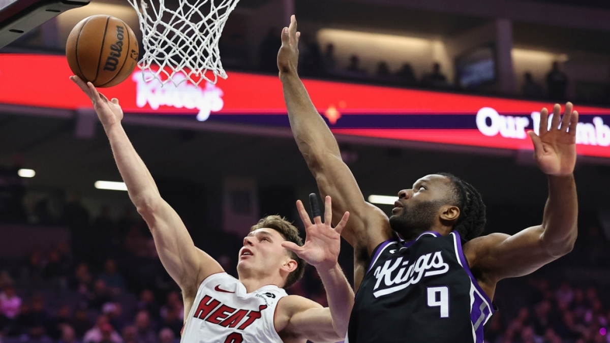Pelle Larsson von der Miami Heat steigt zum Korb gegen&nbsp;Layup an Precious Achiuwa von den Sacramento Kings, am 20.01.2026. (Symbolbild) (Foto)
