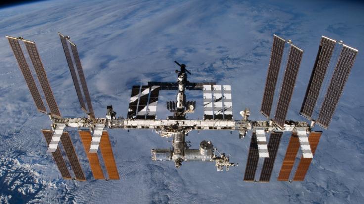 Die Internationale Raumstation ISS kreist in einer Höhe von 400 Kilometer um die Erde.