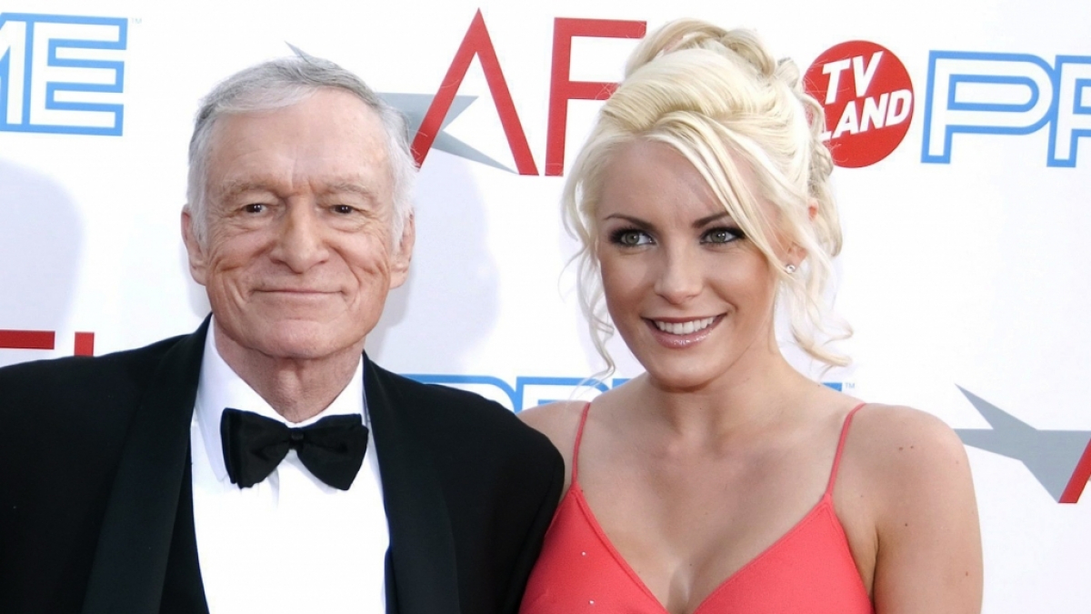 Hugh Hefners Witwe Crystal Hefner behauptet, der verstorbene "Playboy"-Chef wurde durch Viagra taub. Ist die blaue Pille tats&auml;chlich gef&auml;hrlich f&uuml;rs Geh&ouml;r? (Foto)