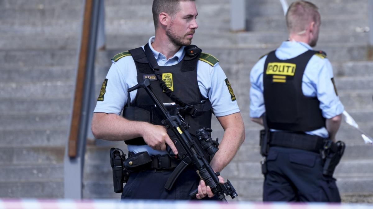 Polizisten bewachen nach dem Amoklauf einen Platz vor dem Field's Einkaufszentrum. (Foto)