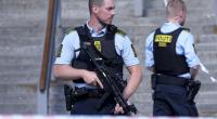 Polizisten bewachen nach dem Amoklauf einen Platz vor dem Field's Einkaufszentrum.