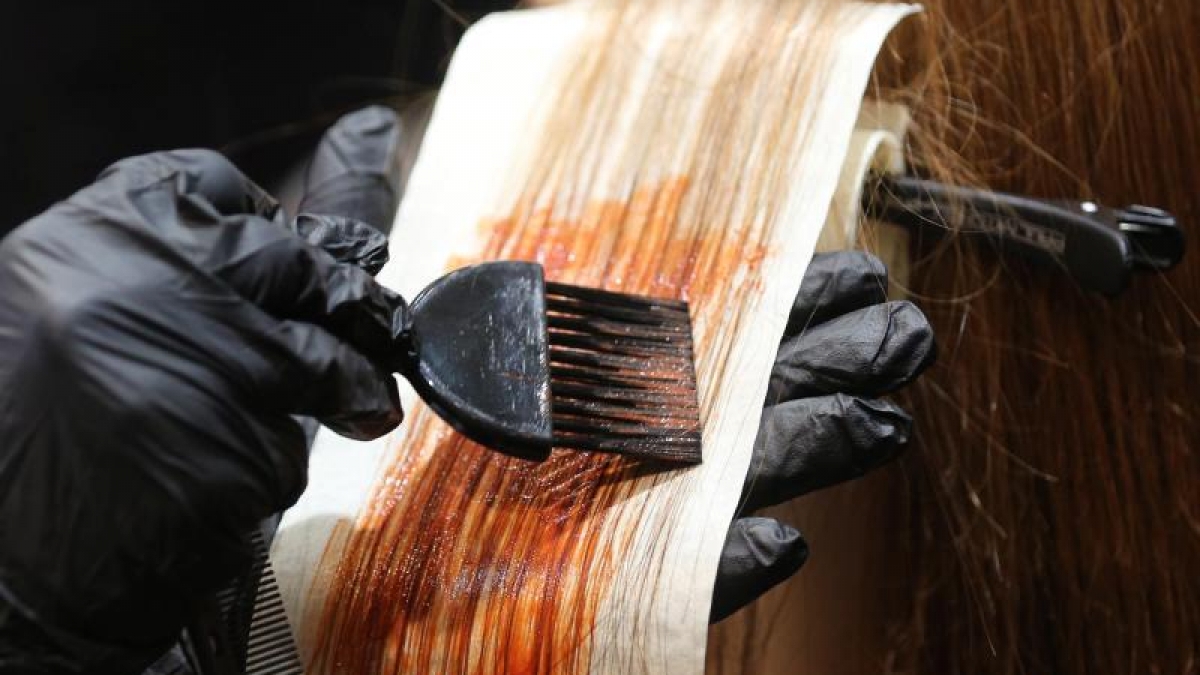 Auffallende Haarfarben, wie sie gerade ein Trend sind, k&ouml;nnen laut einer Warenprobe der Zeitschrift "&Ouml;ko-Test" bedenkliche Stoffe enthalten. (Foto)