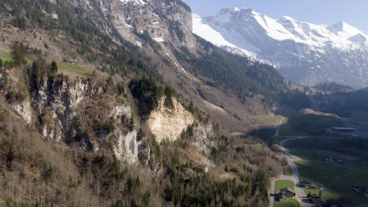 Ein Kleinflugzeug ist in den Schweizer Alpen abgestürzt.