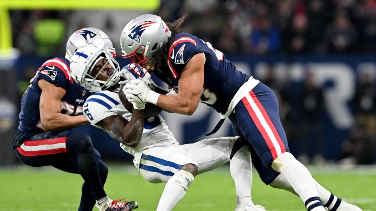 New England Patriot&nbsp;Jahlani Tavai wirft Isaiah McKenzie von den Indianapolis Colts zu Boden am 10. Spieltag der NFL, am 12.11.2023. (Symbolbild) (Foto)