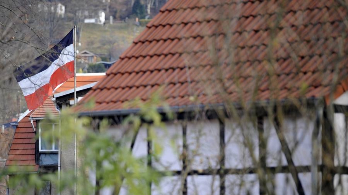F&uuml;r die revisionistischen &laquo;Reichsb&uuml;rger&raquo; weht weiterhin die Reichsflagge. (Foto)