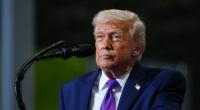 Mitten in seiner Attacke gegen Gavin Newsom bricht eine Frau direkt hinter Donald Trump zusammen – der Präsident bemerkt den Notfall zunächst nicht und redet weiter.