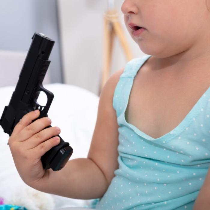 Babysitter war abgelenkt! Mädchen (3) schießt sich die Hand weg