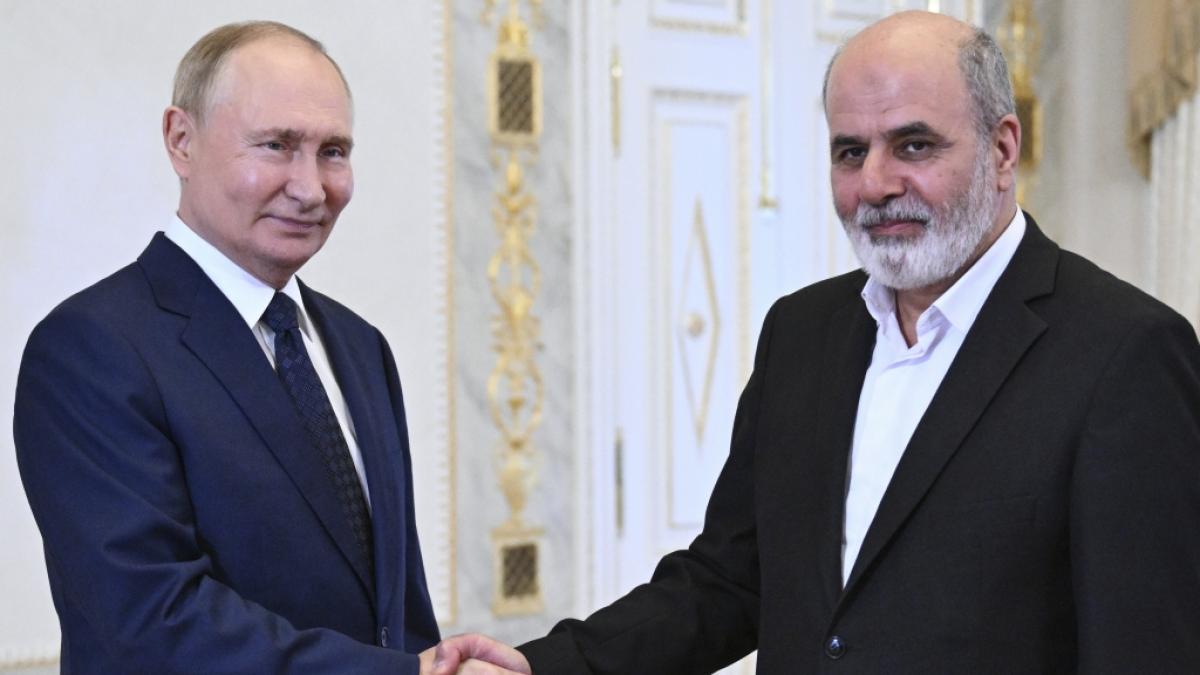 Wladimir Putin (l.) sch&uuml;ttelt dem iranischen Sekret&auml;r des Obersten Nationalen Sicherheitsrates, Ali Akbar Ahmadian, die Hand. Der Iran unterst&uuml;tzt Russlands Krieg gegen die Ukraine. (Foto)
