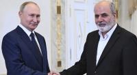 Wladimir Putin (l.) schüttelt dem iranischen Sekretär des Obersten Nationalen Sicherheitsrates, Ali Akbar Ahmadian, die Hand. Der Iran unterstützt Russlands Krieg gegen die Ukraine.
