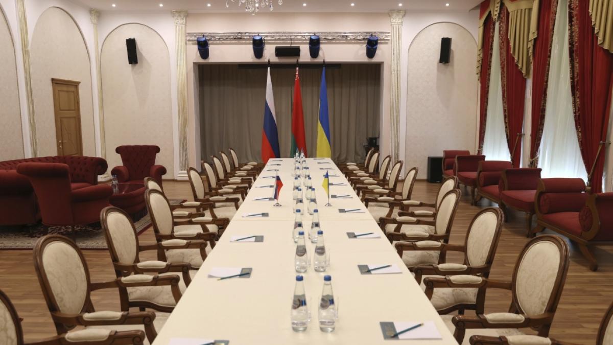 An diesem Tisch verhandeln Russland und die Ukraine &uuml;ber Krieg oder Frieden. (Foto)