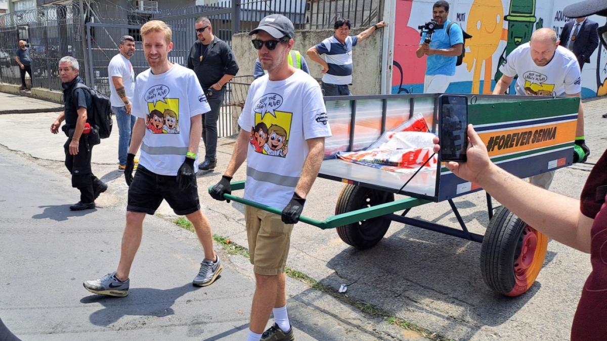 Ex-Formel-1-Fahrer Sebastian Vettel sammelt M&uuml;ll in der N&auml;he der Interlagos Rennstrecke mit der Initiative "#Forever Senna" bei der M&uuml;llsammelaktion "Waste Picker Challenge". (Foto)