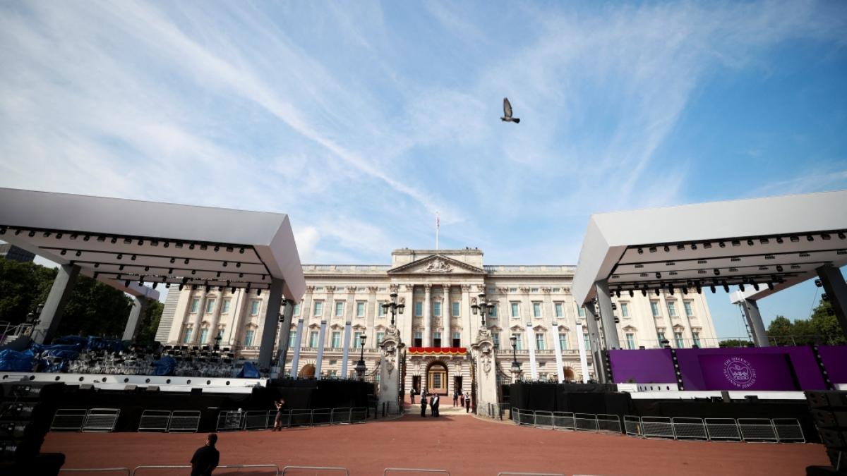 Vor dem Buckingham-Palast ist alles bereit f&uuml;r das Konzertspektakel zu Ehren von Queen Elizabeth II. (Foto)