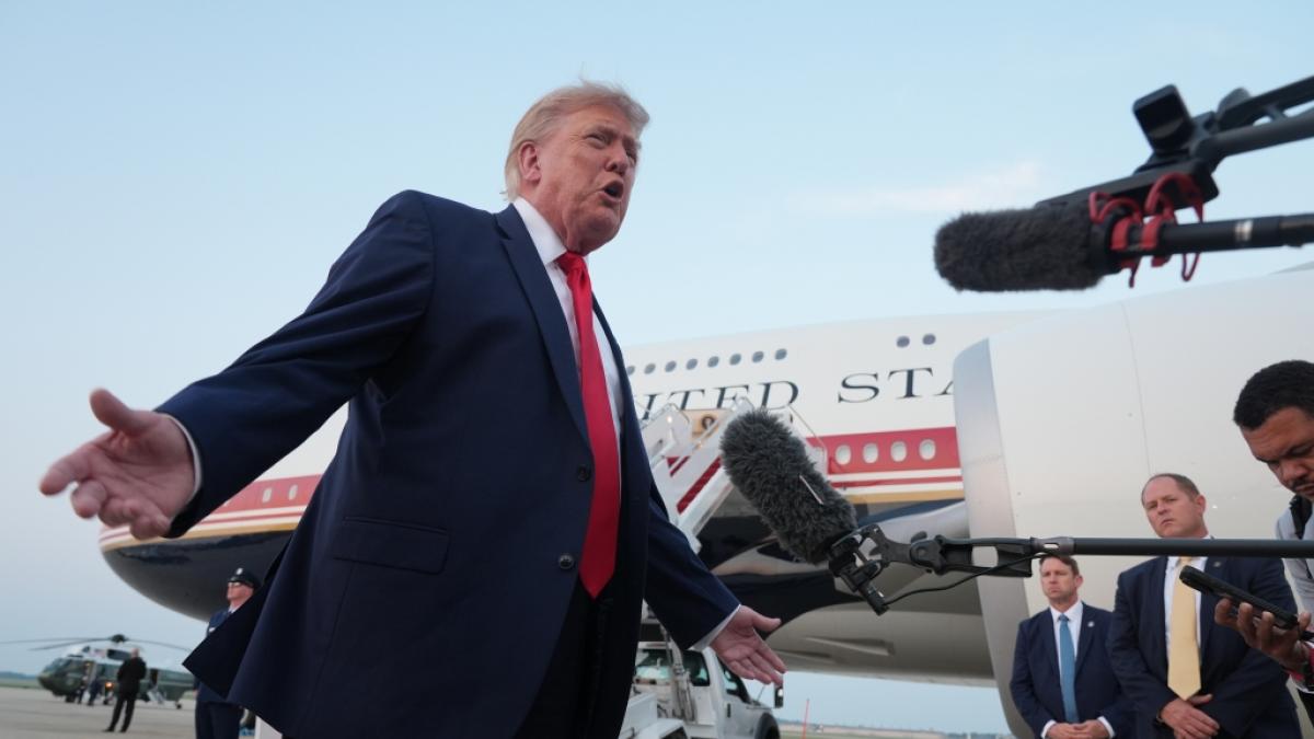 Donald Trump spricht mit Reportern, als er nach dem Besuch des Fu&szlig;ball-WM-Finales auf der Joint Base Andrews in Maryland aus der Air Force One steigt. (Foto)