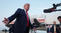 Donald Trump spricht mit Reportern, als er nach dem Besuch des Fußball-WM-Finales auf der Joint Base Andrews in Maryland aus der Air Force One steigt.
