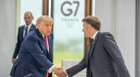Donald Trump begrüßt Emmanuel Macron zu Beginn einer Sitzung beim G7 Gipfel in Evian.