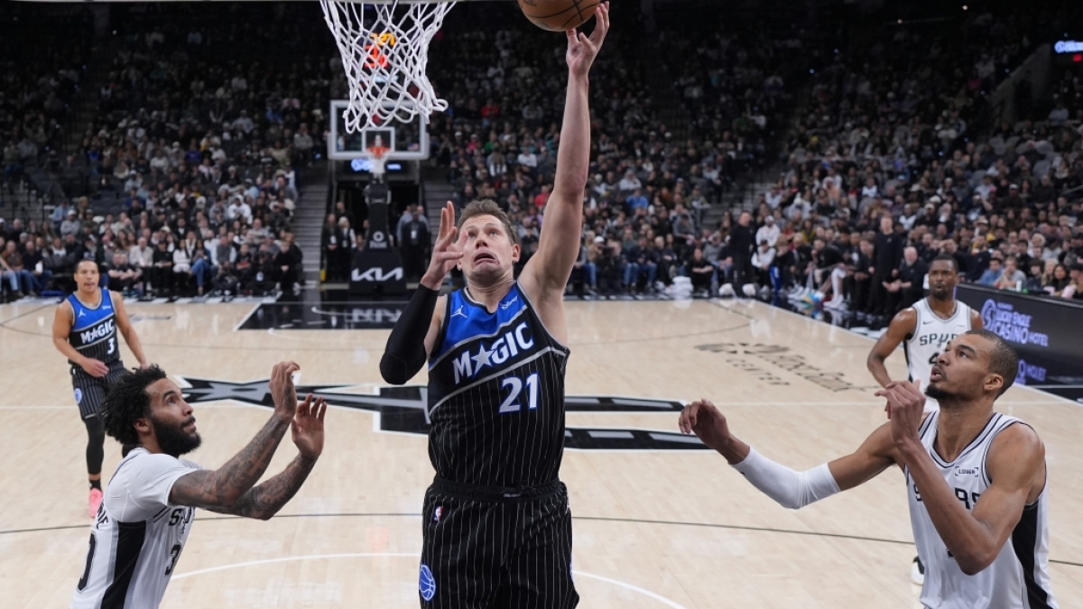 Moritz Wagner von der Orlando Magic zieht zum Korb gegen Victor Wembanyama (r) und Julian Champagnie (l) von den San Antonio Spurs. (Symbolbild) (Foto)