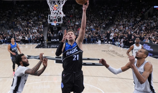 Moritz Wagner von der Orlando Magic zieht zum Korb gegen Victor Wembanyama (r) und Julian Champagnie (l) von den San Antonio Spurs. (Symbolbild)