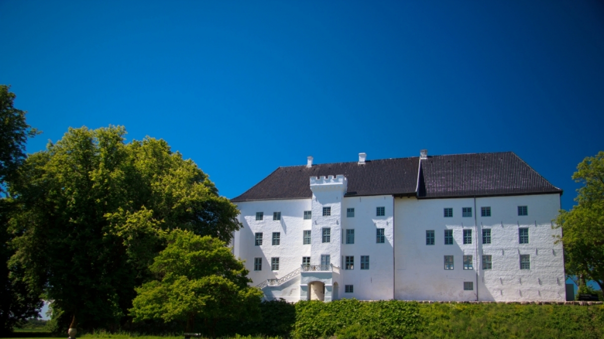 Die hellen Mauern von Schloss Dragsholm wirken freundlich. Hinter den Mauern soll es jedoch spuken. (Foto)