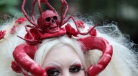 Totenkopf und Spinnenbein: Das alljährliche Wave-Gotik-Treffen mutet wie ein Faschingsball der anderen Art an. Auffallen um jeden Preis, lautet hier die Devise.