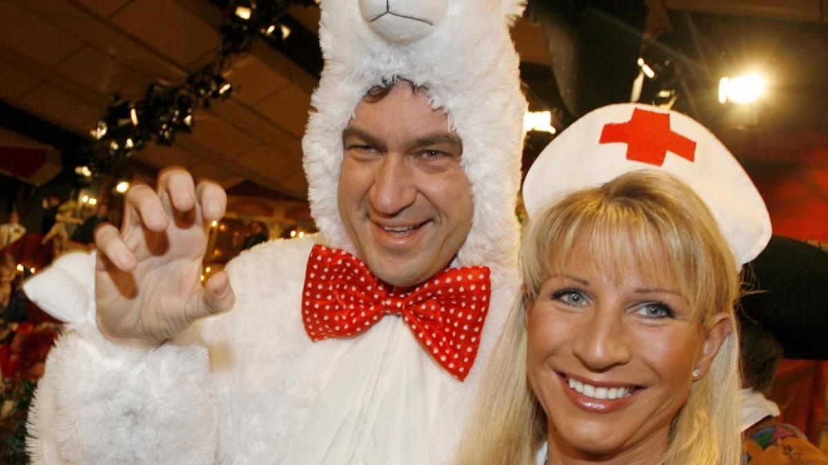 Markus S&ouml;der mit seiner Frau Karin bei der "Fastnacht in Franken" als Eisb&auml;r und Krankenschwester verkleidet. (Foto)