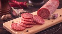 Vom Verzehr einer bei Kaufland angebotenen Salami wird dringend abgeraten: In der Dauerwurst können Plastiksplitter stecken (Symbolbild).