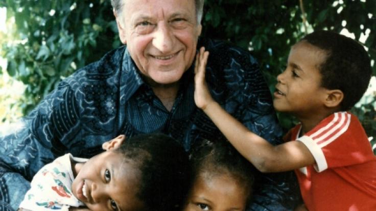 Kinderdorf-Gründer Hermann Gmeiner mit Kindern