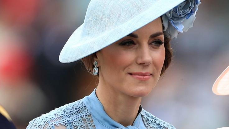 Kate Middleton muss das Dinner im Buckingham Palast allein meistern.