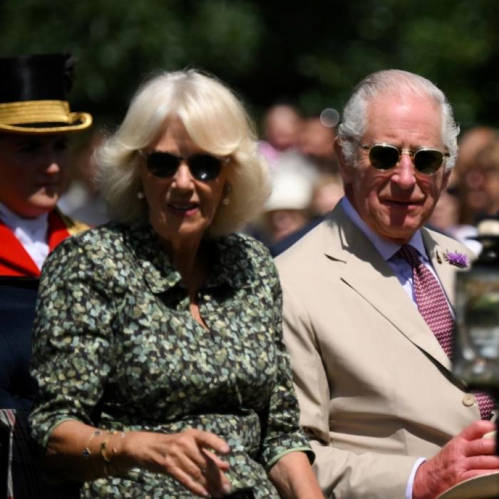 Monarch panisch! ER ist noch schlimmer als Harry und Meghan